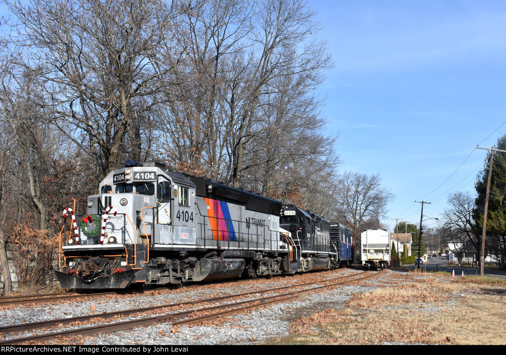 The NJT 4104 and C&D 2006 lead the train alongside Franklin Avenue